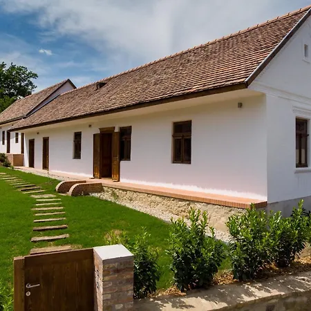 Almalomb Hotel *