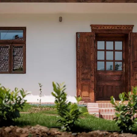 Almalomb Hotel *